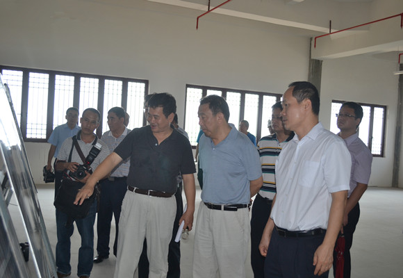 李國梁副省長(cháng)視察儋陽(yáng)樓1_副本.jpg