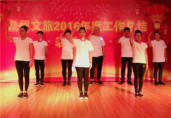 東坡公司符桂瓊、柳和斌等手語(yǔ)表演《感恩的心》.jpg