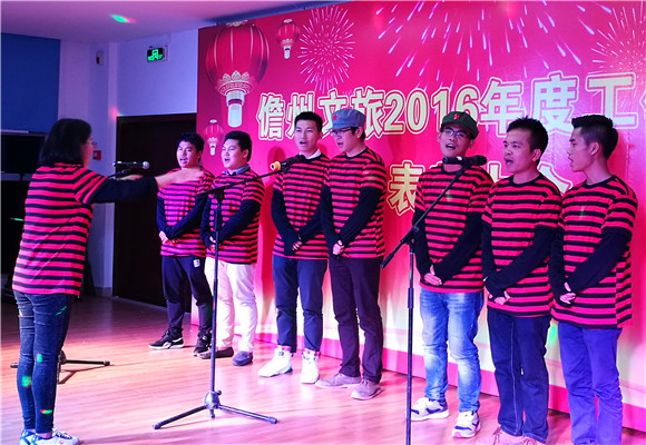 東坡公司張小妹、李學(xué)斌等組合表演唱《李伯伯要當紅軍》_副本.jpg