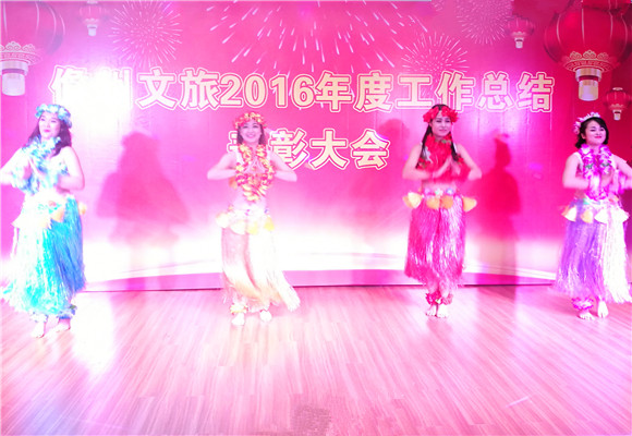 集團公司鐘學(xué)琴、趙妙華等表演草裙舞《WAKA WAKA》_副本.jpg